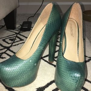 Shoedazzle teal high heel shoes